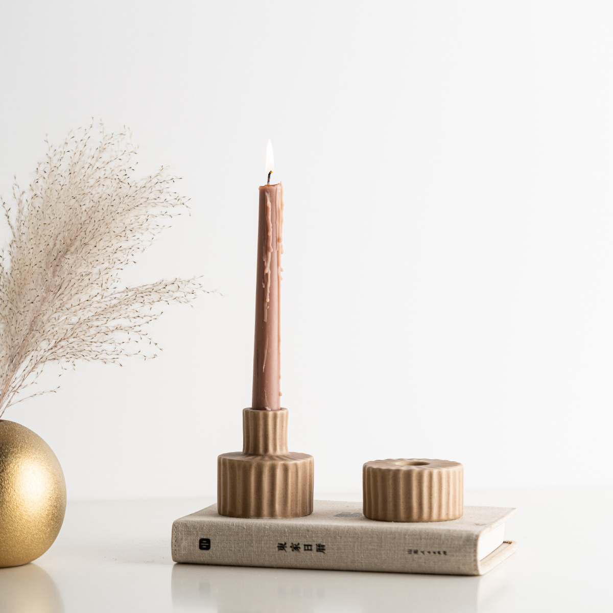 European style simple romantic candlelight dinner ceramic candle holder concave and concave candlestick decorations home decorations